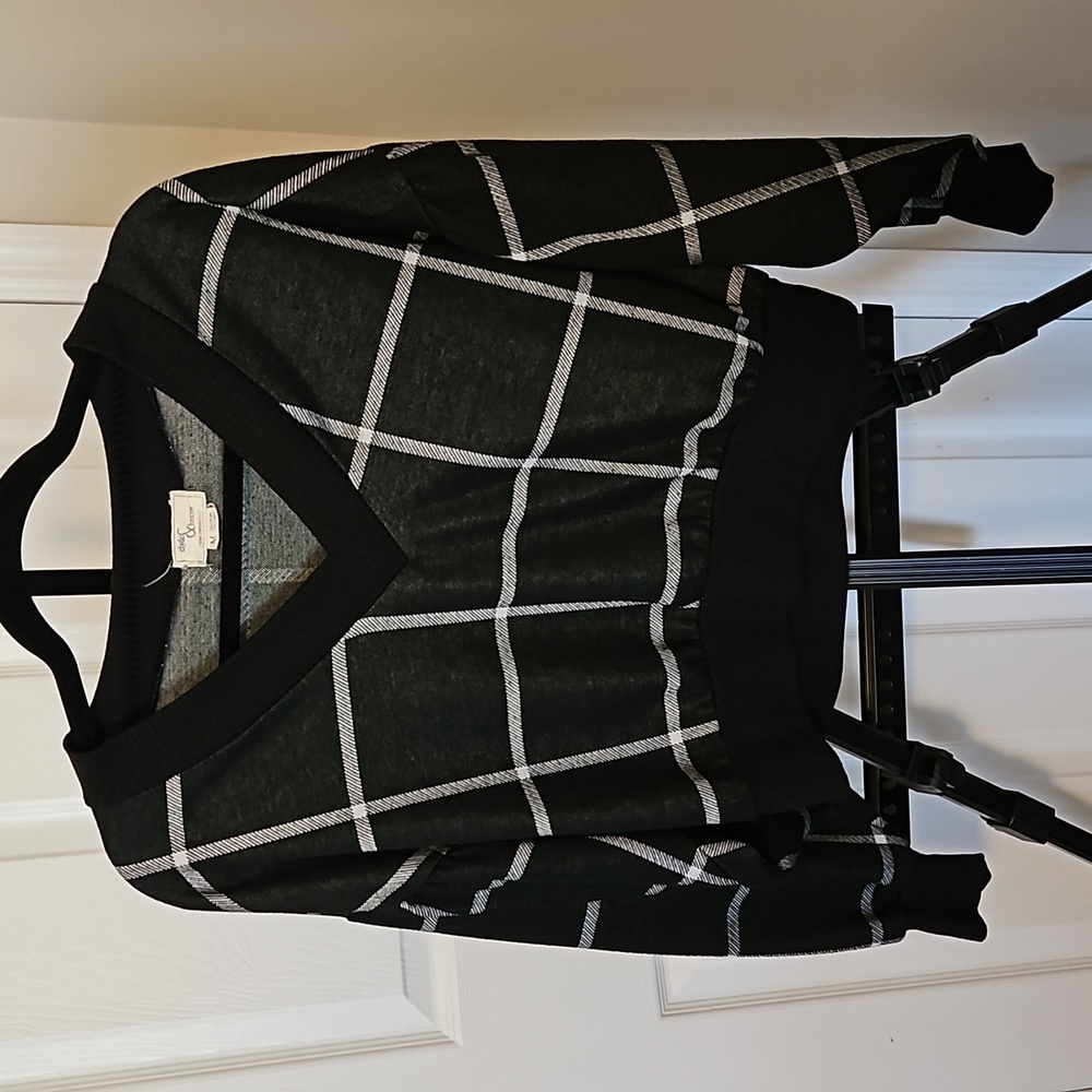 Clyde & Baxter Black Cropped Sweater